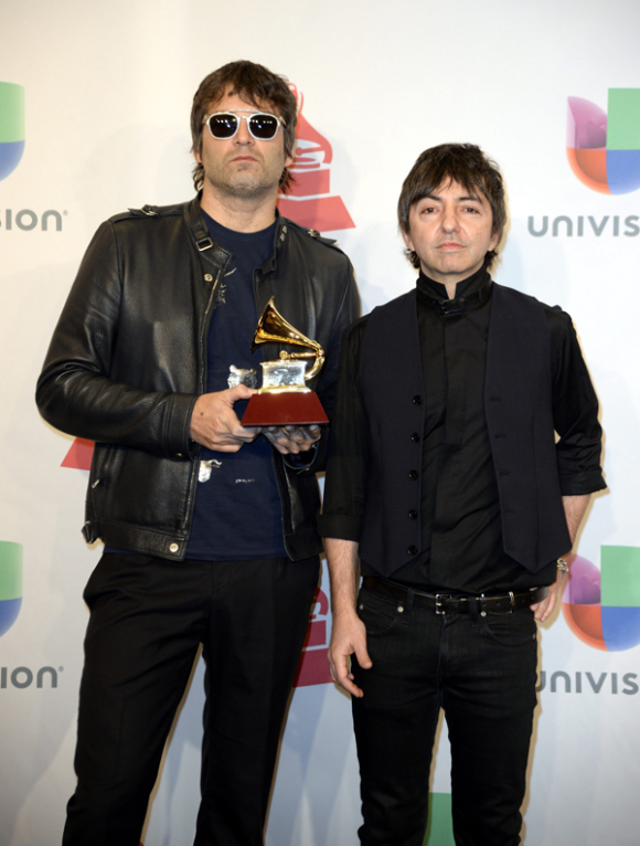 Babasonicos sostiene el trofeo a mejor álbum de música alternativa.