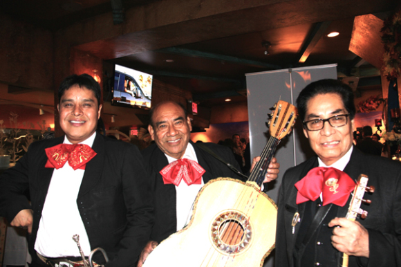 Grandes artistas con su maravillosa trompeta, imponente guitarrón y exótica vihuela los mariachis le dieron el toque alegre y tradicional a la velada y deleitaron a los asistentes al Fusion Night mientras saboreaban los cocteles y bocaditos con sabores mexicanos y peruanos en interesantes y coloridas combinaciones.