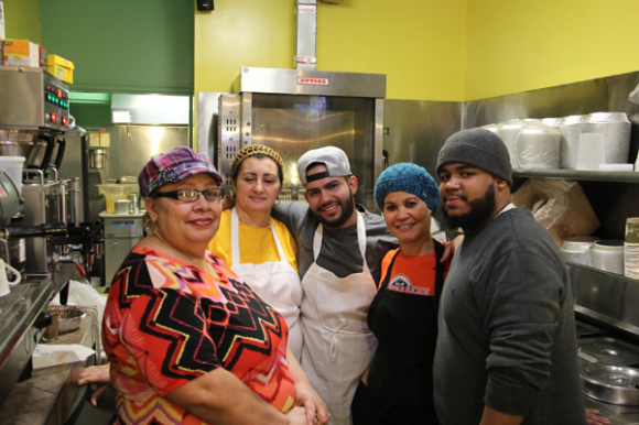 Doña Camelia Adame junto a su dinámico y alegre equipo de cocina. Constan de Izq. a Der. Arelis, Richard, Ingrid y Johan, Jefe de Delivery.