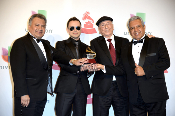La Sonora Santanera sostiene el trofeo a mejor álbum de música tradicional tropical.
