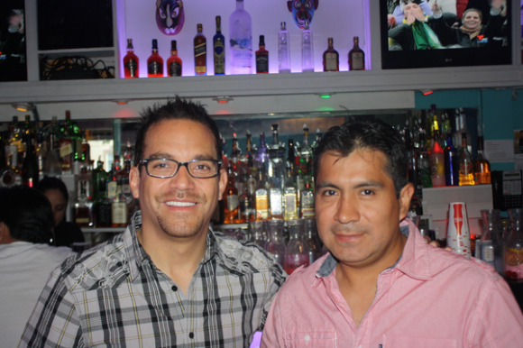 Juan Fernando Velasco además compartió con el promotor artístico Freddy Calle, de Freddy Productios, miembro destacado de la Local 78 y permanente colaborador de Sabor Latino en donde presenta una extensa cartelera de artistas ecuatorianos e internacionales, que incluye al gran Juan Fernando Velasco.