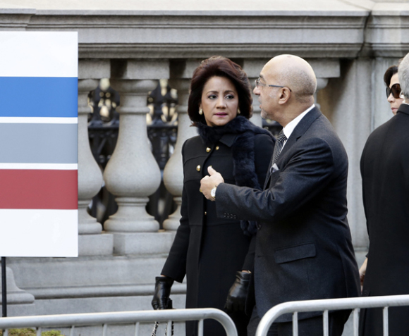 La primera dama de la Rep&uacute;blica Dominicana, C&aacute;ndida Montilla de Medina (i), llega a la iglesia de San Ignacio de Loyola en Park Avenue.