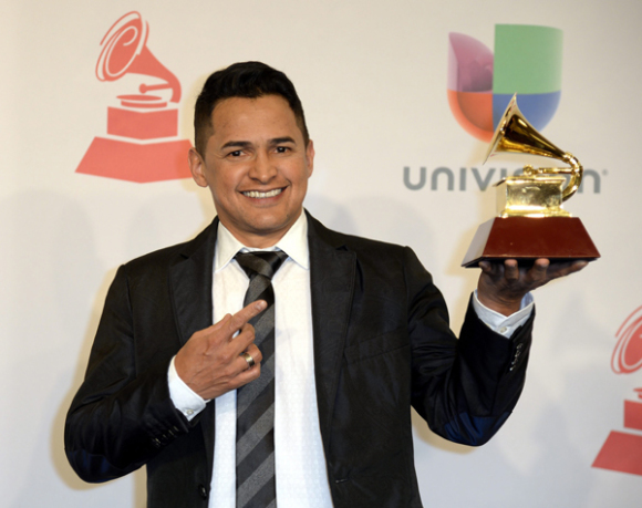 El cantante colombiano Jorge Celedon sostiene su trofeo a mejor disco Cumbia/Vallenato.