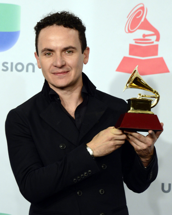 El cantante colombiano Fonseca sostiene su Grammy Latino por Mejor Álbum Tradicional Pop Vocal.