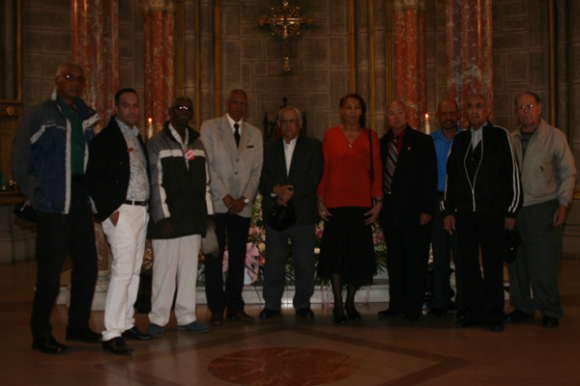 Parte de los amigos que asistieron a la misa de Gallego.