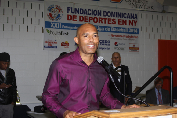 El invitado de honor Mariano Rivera, dice las palabras de exhortaci&oacute;n.