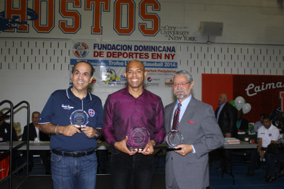 Charles Cana&aacute;n, Mariano Rivera y David G&oacute;mez, exhiben sus galardones.