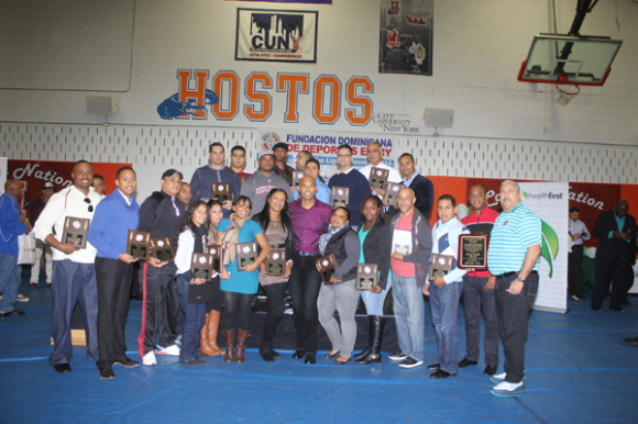 Coaches, asistentes a managers y directivos, presentan las placas que recibieron.