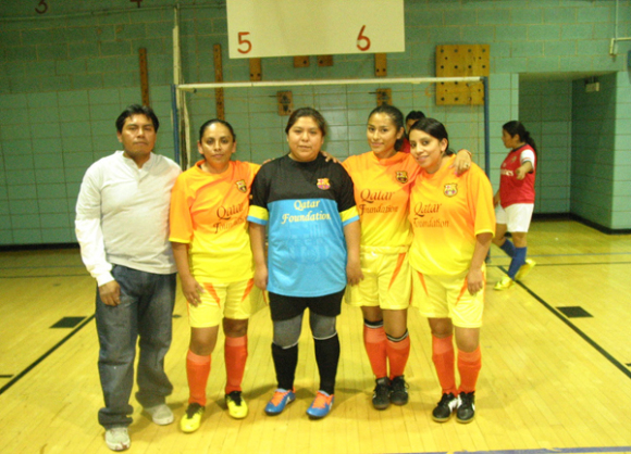 Las 'chicas' del Raza Unida a pesar de haber jugado con solo 4 jugadoras incluyendo la portera, aun as&iacute;, golearon a sus rivales en la primera fecha de la Liga Chapina de F&uacute;tbol en El Bronx.  (Foto Buki Chapin).