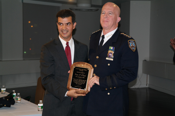 El concejal Ydanis Rodríguez entregó un reconocimiento al Jefe James P. O'Neill del Departamento de la Policía de la Ciudad de Nueva York.