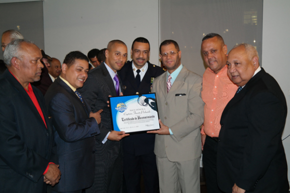 El deportista Wilfredo Soriano presidente de la Escuela de Baloncesto de Nueva York Soriano, en compañia de José Sandoval, vice cónsul Carlos Feliz y otros directivos hicieron entrega de una placa de reconocimiento al inspector Fausto Pichardo.
