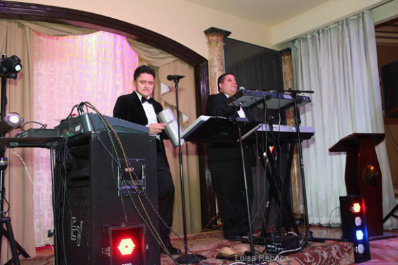 Nostalgia Mix fue la banda de la casa por toda la noche.  