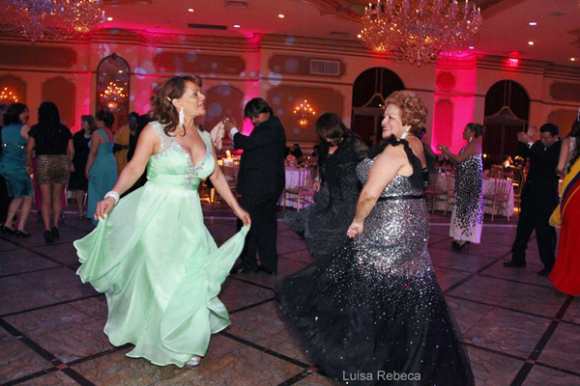 Los invitados bailaron todos los ritmos hispanos que tocaban Nostalgia Mix. 