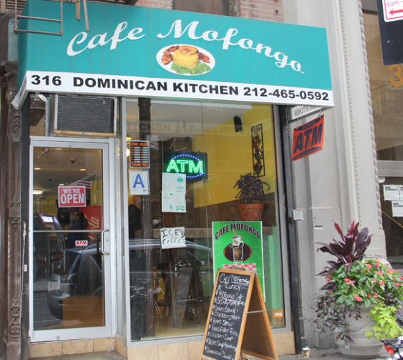 La fachada del joven restaurante dominicano, orgullosamente ubicada a pocos pasos del imponente rascacielos del The New York Times desde donde acuden los latinos para saborear la sazón de su tierra en los platillos preparados con cariño por Doña Camelia.