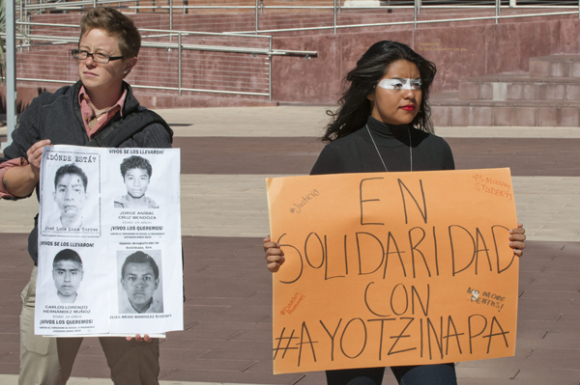 Grupos alreadedor del mundo se unieron al dolor que sufren las familias de los 43 estudiantes desaparecidos en Ayotzinapa en Guerrero (M&eacute;xico) y pidieron un alto a la violencia que se vive en ese pa&iacute;s. 