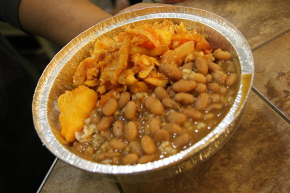 El bacalao, fuente importante de fósforo se sirve a gusto del cliente, con frijoles de alto contenido en antioxidantes. Platos nutricionales que ayuda a los trabajadores latinos a afrontar con energía el diario trajín en la “Capital del Mundo”.