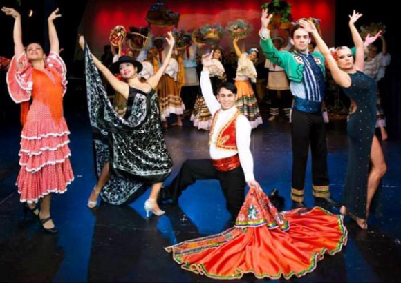 Uno de los excelentes n&uacute;meros musicales de Colombia revista musical, del Thalia Spanish Theatre.