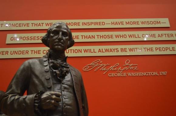 una estatua del presidente de los Estados Unidos George Washington visitada durante un recorrido hoy, domingo 7 de diciembre de 2014, por los lugares m&aacute;s emblem&aacute;ticos de Estados Unidos que esconde Filadelfia, la "zona cero" de la historia del pa&iacute;s.