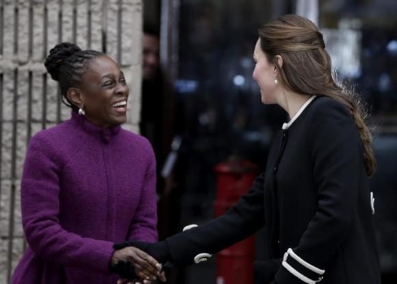 La duquesa Catalina de Cambridge (d), esposa del príncipe Guillermo de Inglaterra, visita, acompañada por la esposa del alcalde de Nueva York, Chirlane McCray, un centro para niños desfavorecidos en Harlem.