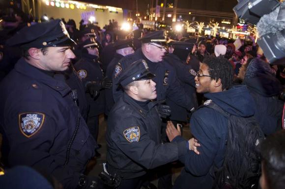 Manifestantes participan en una protesta frente al Brooklyn Centre en Nueva York. 