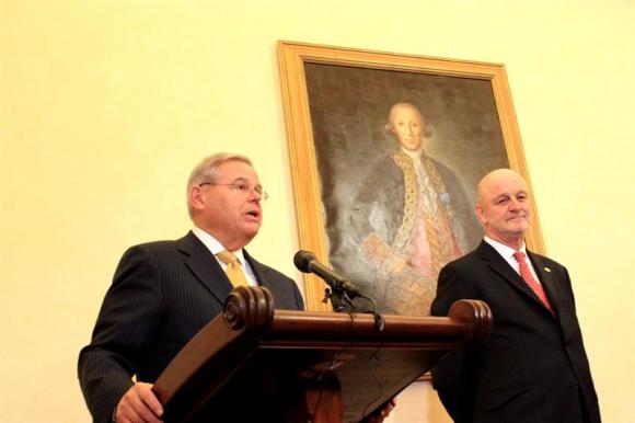 El presidente del Comit&eacute; de Relaciones Exteriores del Senado, el dem&oacute;crata Robert Men&eacute;ndez (i) y el embajador de Espa&ntilde;a en Washington, Ram&oacute;n Gil-Casares (d) participan en un acto en el Senado en Washington. El Congreso de los Estados Unidos cumpli&oacute; hoy con la promesa que hizo al h&eacute;roe militar espa&ntilde;ol Bernardo de G&aacute;lvez hace 231 a&ntilde;os, cuando los Padres Fundadores aprobaron una resoluci&oacute;n para rendir homenaje a un "hombre que ayud&oacute; a nacer" al pa&iacute;s.