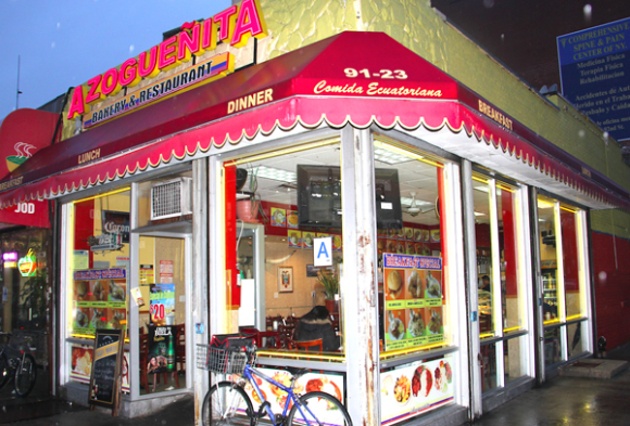 El primer local de Azogue&ntilde;ita, en la esquina de la Avenida 37 con la calle 91 ofrece una exquisita variedad de platos, siendo su fuerte los deliciosos desayunos, que se han convertido en una tradici&oacute;n para quienes desean iniciar el d&iacute;a con energ&iacute;a y alegr&iacute;a. En su acogedor local se proyectan videos tur&iacute;sticos y educativos, que reflejan el orgullo y visi&oacute;n de los Hnos. Apuango.