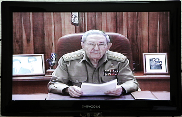 El presidente cubano Raúl Castro realiza una comparecencia televisiva donde anunció que Cuba y Estados Unidos han acordado el "restablecimiento de las relaciones diplomáticas" y "adoptar medidas mutuas para mejorar el clima bilateral".