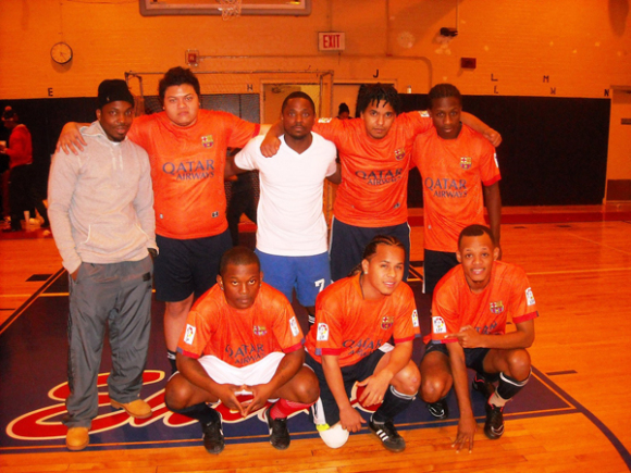 Integrantes del sexteto Uni&oacute;n que luego de haber perdido la semana pasada; este s&aacute;bado 20 de diciembre, intentar&aacute; recuperarse en el campeonato de la Liga Ecuatoriana de F&uacute;tbol en Brooklyn. (Foto: Buki Chapin).