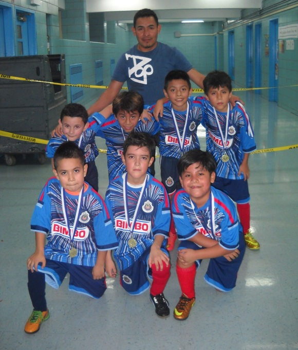 Los peque&ntilde;uelos integrantes del Chivas en la categor&iacute;a U-8, luciendo sus respectivas medallas que les fue entregadas por su participaci&oacute;n en el campeonato de Oto&ntilde;o en la Liga Chapina del Bronx. (Foto Buki Chapin)