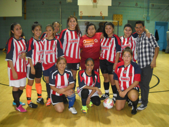 Las integrantes del equipo Chivas que se encuentra entre los tres primeros lugares en la tabla de posiciones del campeonato en la Liga Chapina, jugandose los s&aacute;bados en la Calle Home, en el Bronx.  (Foto: Buki Chapin).