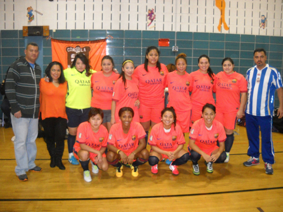 El Aguilas Girls que viene goleando al por mayor en el nuevo campeonato los domingos en la Liga Salvadore&ntilde;a de Indoor F&uacute;tbol; con ellas (extremo izquierdo) Arlington Echeverria, alto dirigente y auspiciador del equipo y Jeannette Martinez. (Extremo derecho), Chepe Luis Martinez, t&eacute;cnico del equipo. (Foto: Buki Chapin).