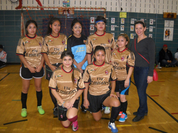 Las 'jovencitas' del sexteto Las Americas/MultiServicios que estuvieron participando en el campeonato dominguero de la Liga Salvadoreña de Indoor Fútbol en la Calle 60 en Brooklyn. (Foto: Buki Chapin).