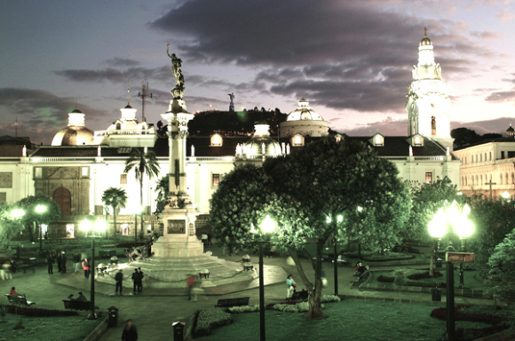 Quito posee el centro hist&oacute;rico m&aacute;s grande, menos alterado y el mejor preservado de Am&eacute;rica, por esta raz&oacute;n fue, junto al centro hist&oacute;rico de Cracovia en Polonia, es el primero del continente en ser declarado Patrimonio Cultural de la Humanidad por la UNESCO, el 18 de septiembre de 1978.