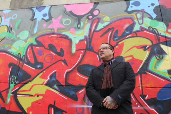 SinXero Beltrán, artista fundador de TAG Public Arts Project posa para una fotografìan en El Bronx, Nueva York.