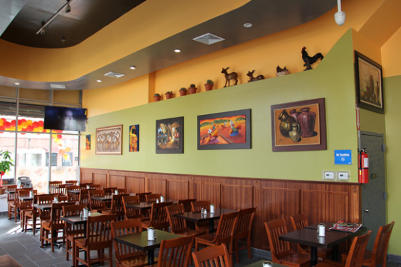 Una colorida muestra de arte ecuatoriano es parte de la exquisita decoraci&oacute;n del flamante Azogue&ntilde;ita III con una propuesta renovada de representaci&oacute;n cultural integral, en la que se puede deleitar el gusto gastron&oacute;mico y visual de la creatividad ecuatorial en sus deliciosos platos, panes, postres y obras de arte, entre las que se destacan los estilos de los famosos Oswaldo Guayasam&iacute;n y Eduardo Kingman.