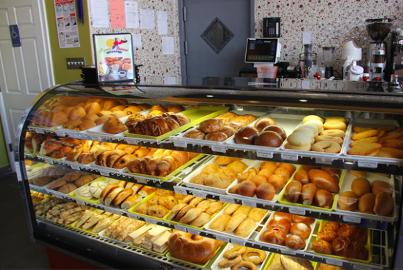 Una panoramica de los exquisitos panes horneados diariamente para acariciar el paladar junto a una exquisita taza de chocolate ecuatoriano o arom&aacute;tico caf&eacute;. Una respetable variedad de panes, galletas, bizcochos, pastas y golosinas hacen de Azogue&ntilde;ita el para&iacute;so de los que aman el buen comer.
