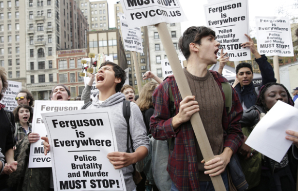 Manifestantes participan en una marcha en contra de la decisi&oacute;n del gran jurado del condado de San Luis de no levantar cargos contra Darren Wilson, el polic&iacute;a blanco que dispar&oacute; contra el afroamericano Michael Brown, en Ferguson.