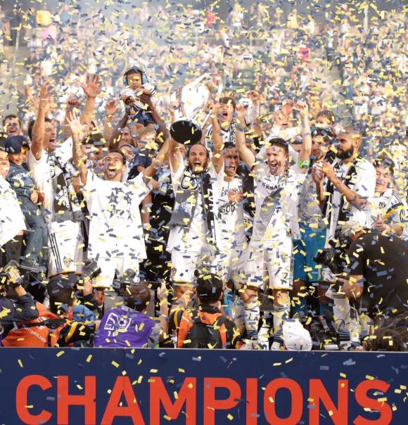 El Galaxy de Los Ángeles venció 2-1 al Revolution de Nueva Inglaterra en la final de la Copa de la Liga Profesional de la MLS y se proclamó campeón por quinta vez, siendo el primer equipo que lo consigue.