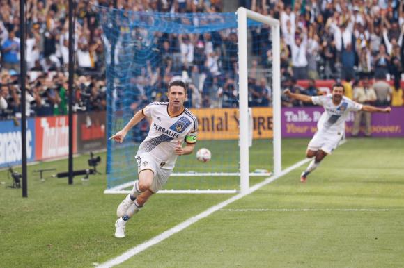 Keane, que antes de la gran final recibió el premio de Jugador Más Valioso (MVP) de la temporada de la MLS, decidió el triunfo y el título del Galaxy al rematar perfecto con la derecha un pase que le hizo desde más atrás del medio campo el brasileño Marcelo Sarvas que sorprendió por completo a la defensa del Revolution.