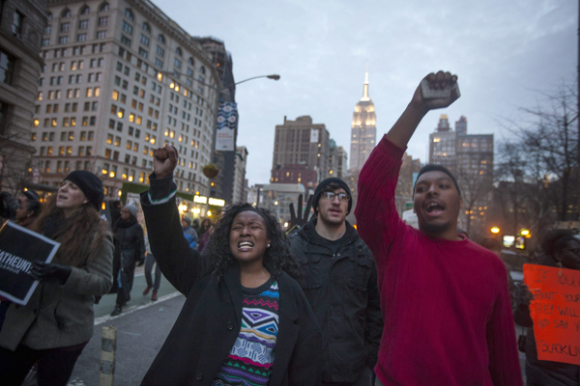 Este pasado sábado miles de personas marcharon por las calles de Nueva York, Boston y Washington, D.C., protestando la brutalidad policíaca que ha causado las muertes de varios hombres afroamericanos en Estados Unidos este último año.