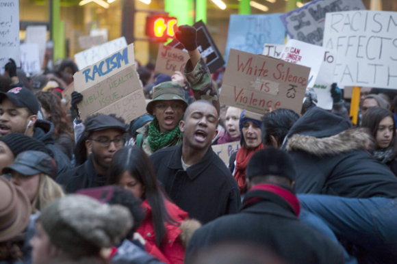 En Nueva York, las personas exclamaban, “No puedo respirar!” las últimas palabras de Eric Garner quien fue asfixiado por policía blanco en Staten Island a quien no se le enjuició.