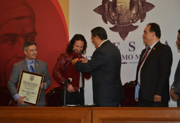 Marco Antonio Sol&iacute;s recibiendo la condecoraci&oacute;n "Generalis&iacute;mo Morelos".