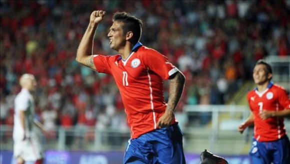 El jugador de Chile Mark Gonz&aacute;lez celebra su gol ante Estados Unidos.
