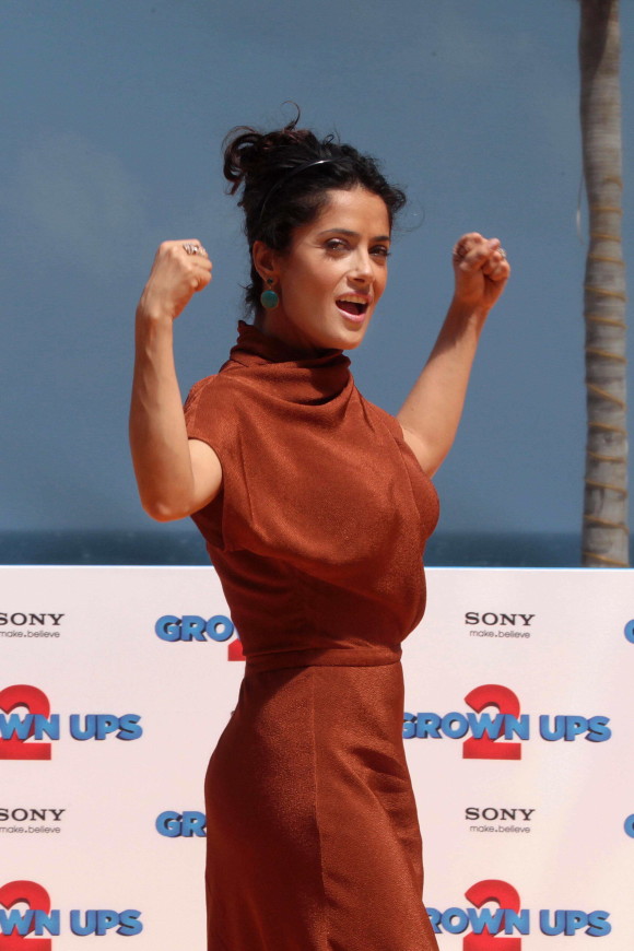 La actriz mexicana Salma Hayek posando durante el "5th  Annual Summer of Sony" que se lleva a cabo en Canc&uacute;n, M&eacute;xico.