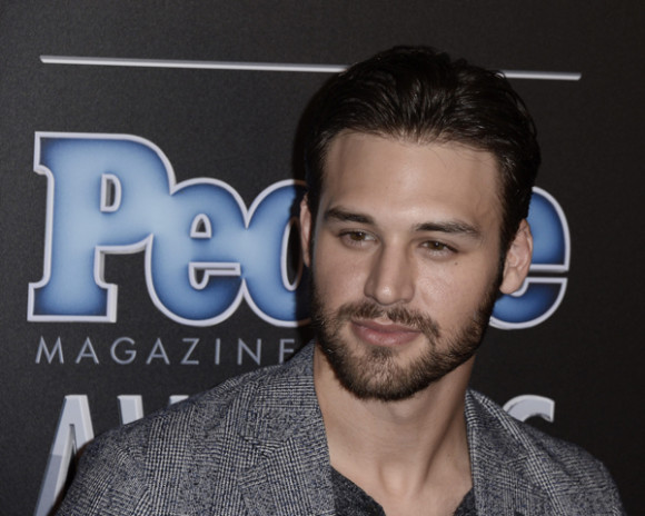 El actor estadounidense Ryan Guzm&aacute;n posa a su llegada a los premios de la revista People en el Beverly Hilton en California.