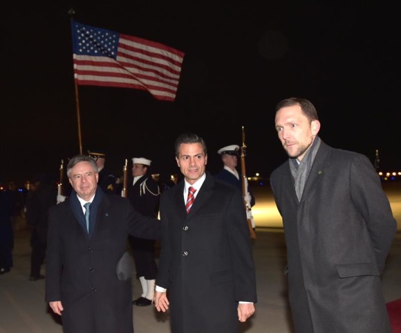  El presidente de M&eacute;xico, Enrique Pe&ntilde;a Nieto (c), es recibido por el embajador estadounidense Peter Selfridge (d), y por el embajador mexicano en Estados Unidos, Eduardo Medina (i), a su llegada a la ciudad de Washington DC.