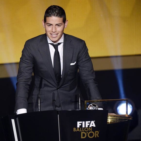 El jugador colombiano del Real Madrid, James Rodríguez, pronuncia un discurso tras recibir el trofeo al mejor gol de 2014, durante la gala de la FIFA