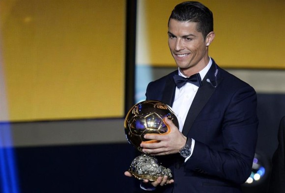 El delantero portugués del Real Madrid, Cristiano Ronaldo, posa con su tercer Balón de Oro