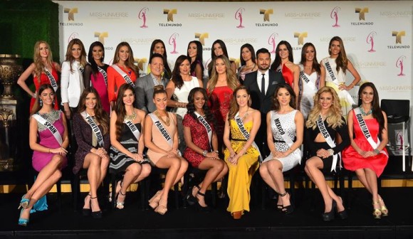 Las concursantes a Miss Universo 2014 de Latinoamérica y España, acompañadas de los presentadores Raúl González, Rashel Diaz, Jessica Carrillo y Guadalupe “Guad” Venegas (centro).