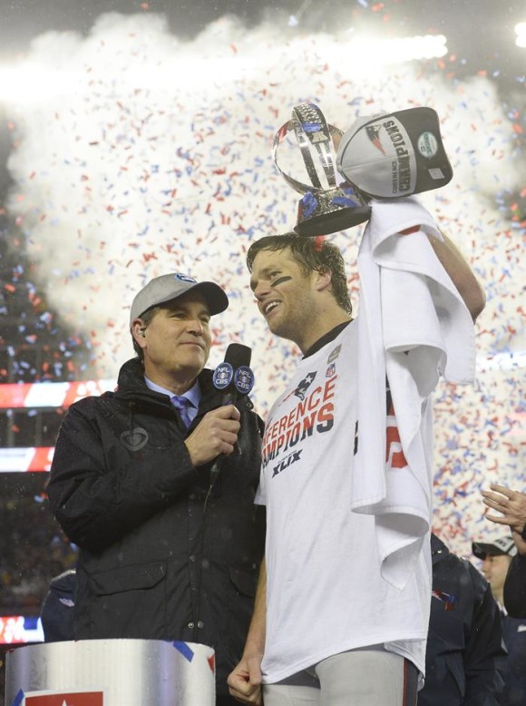 Tom Brady, de 37 años, que durante el partido ante los Colts batió otra marca de ser el mejor pasador de la NFL en la fase final, superó a Peyton Manning, trata de convertirse en el tercero en la historia en ganar cuatro anillos de Super Bowl y unirse a los inmortales Joe Montana, su ídolo de infancia, y Terry Bradshaw.